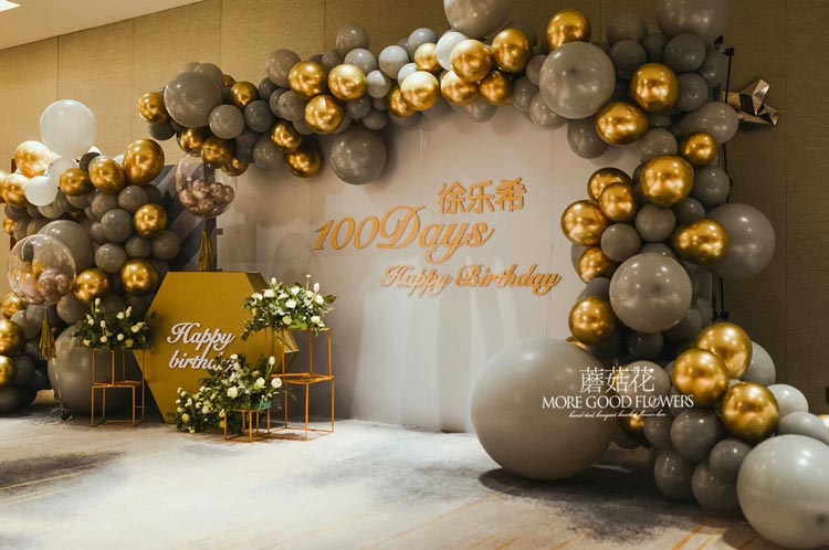 灰色配金色气球装饰图片-气球拱门图片-成都蘑菇花花艺培训机构