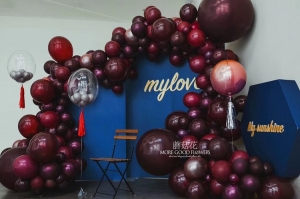 酒红色气球造型图片-成都蘑菇花花艺培训机构