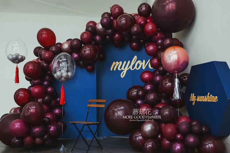酒红色气球造型图片-气球拱门图片-成都蘑菇花花艺培训机构