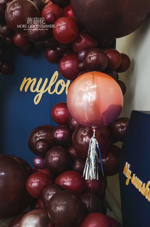 酒红色气球造型图片-气球拱门图片-成都蘑菇花花艺培训机构