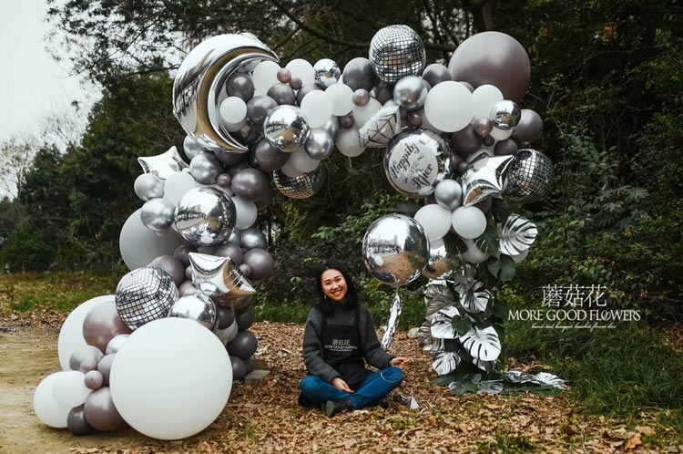 镭射气球造型图片-成都蘑菇花花艺培训机构