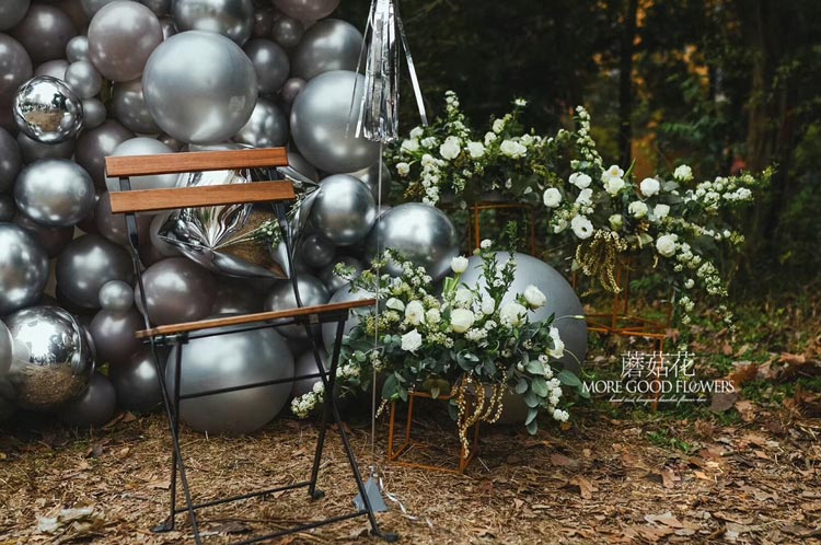 银色主题气球造型图片-成都蘑菇花花艺培训机构