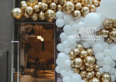 成都网红咖啡馆Delfa门店气球装饰-怎样用气球装饰店面-成都蘑菇花气球培训
