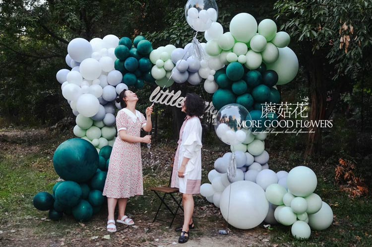 清新舒服的绿色气球拱门图片-怎么做气球拱门-成都蘑菇花气球培训