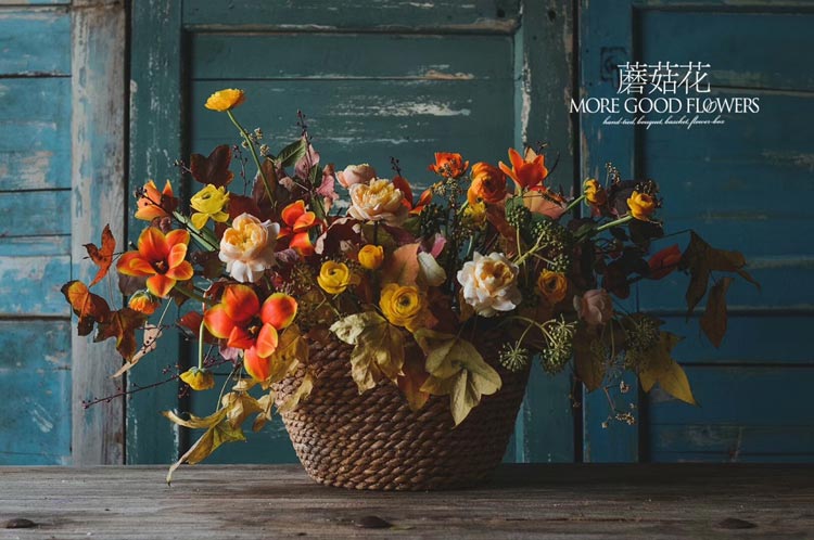 通过一个花篮，教会你秋天主题的花艺设计颜色搭配和选材技巧